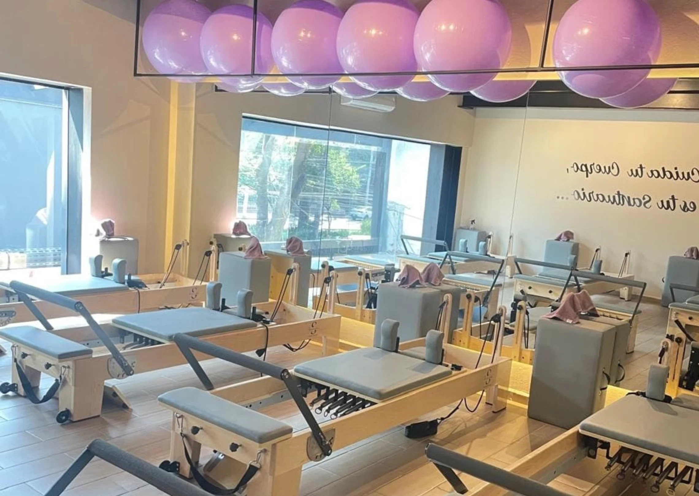 Sala de Pilates Reformer de Sananda con balones lila